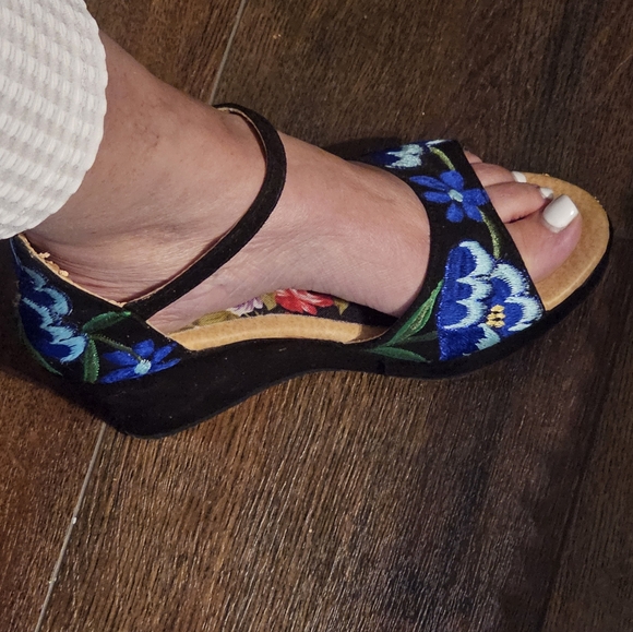 Floral Embroidered Women's Wedge Sandals/ - Picture 9 of 15